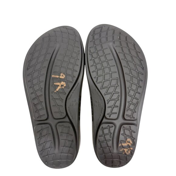 OOFOS OOlala Limited Edition Thong Recovery Snake Sandals Women's Size 6 - Picture 8 of 9